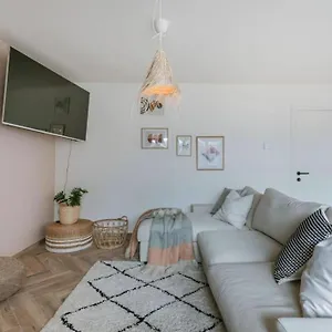 juan-stijlvol-appartement-met-uitzicht-op-de-kaai.hotelsghent.com/